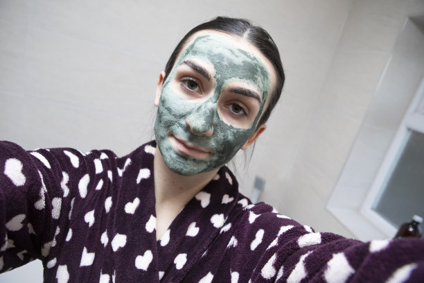 快乐的年轻女子摆姿势自拍的肖像图片下载