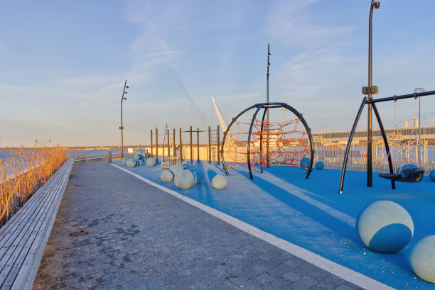 塔林港海边的儿童游乐场图片下载