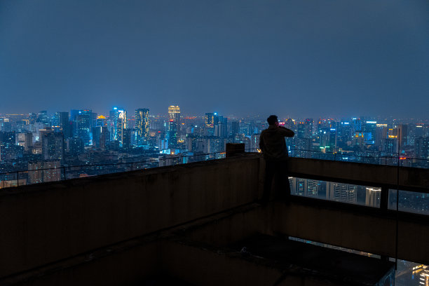 夜间在高空看风景的人图片下载