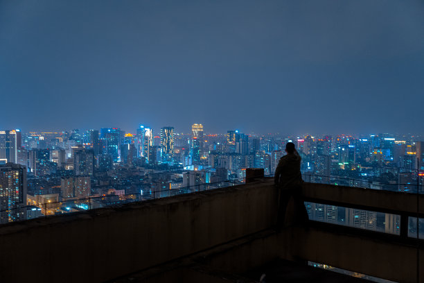 夜间在高空看风景的人图片下载