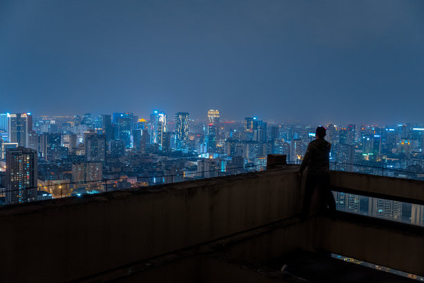 晚上在高海拔地区用手机拍摄风景的男子图片下载