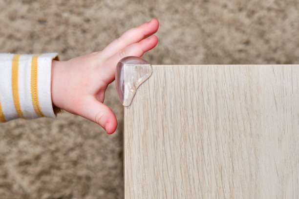 婴儿的危险撞到了桌子的一角。24、保护儿童免受家中家具之害，儿童安全图片下载