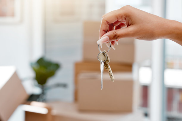 一个不认识的女人拿着她新家的钥匙的剪裁镜头图片下载