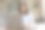 女人坐在桌子旁看着笔记本电脑，在计算器上计算图片下载