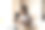女子对着麦克风讲话，参加在线直播图片下载