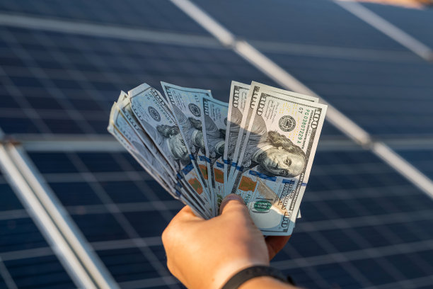 男手握着百元背景的太阳能站图片下载