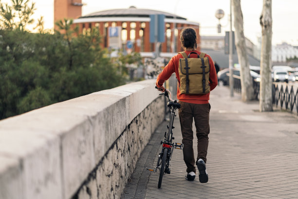 背着折叠自行车的年轻人图片下载