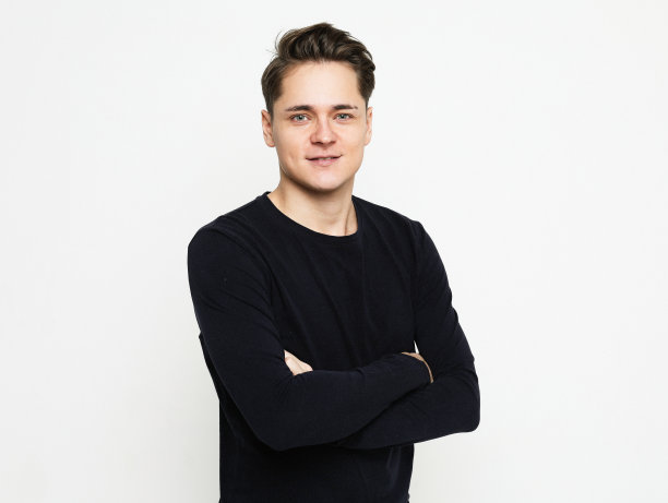 近距离拍摄的英俊的成年男子带着灿烂的笑容，看着相机满意，感到乐观和热情图片下载