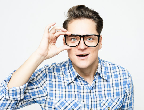 印象深刻的人的照片手臂触摸眼镜张开嘴穿蓝色格子衬衫图片下载