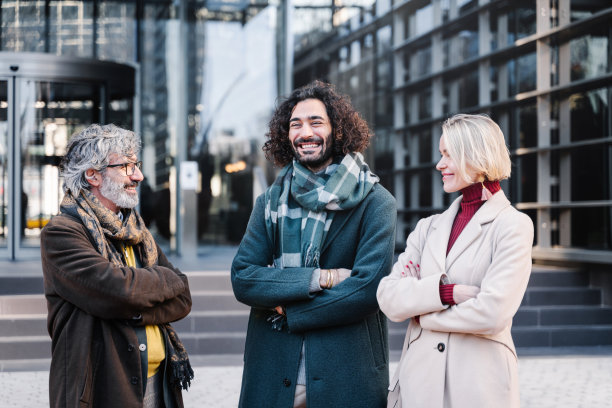 冬天，一群积极的专业人士在工作场所外谈论项目图片下载