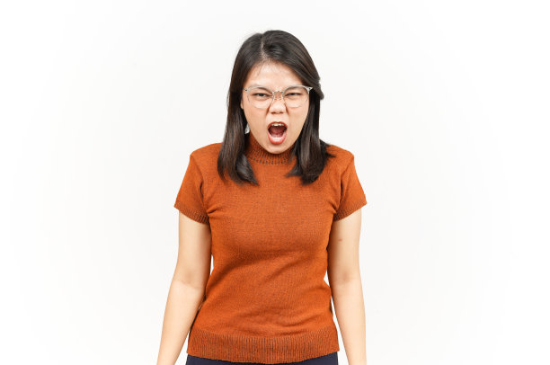 美丽的亚洲女人在白色背景下的愤怒手势图片下载