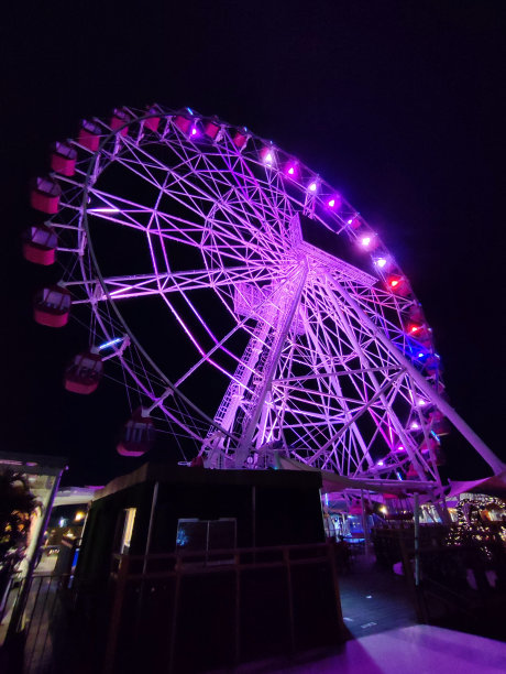 Ferris Whell或Bianglala在晚上用紫色灯图片下载