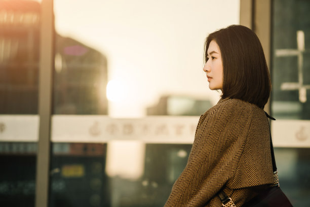 站着看城市风景的女人图片下载