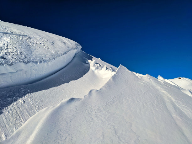 大雪崩裂缝边缘。滑翔雪雪崩。在冬天雪崩。达沃斯论坛图片下载