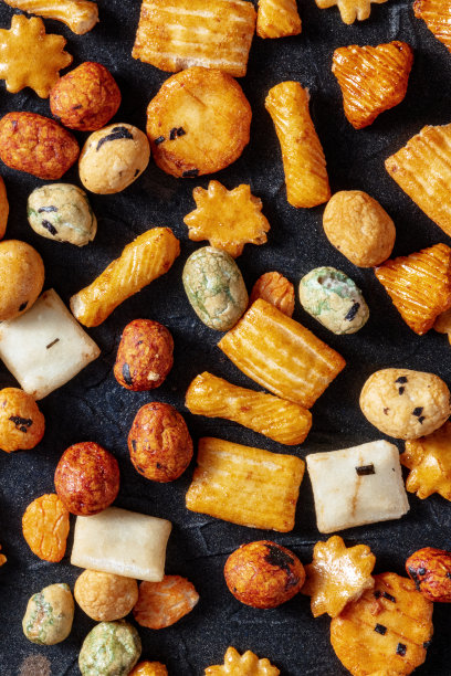 日本米饼干在黑色板岩背景分类图片下载