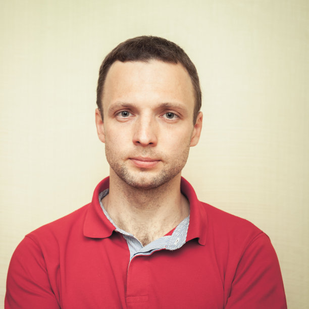 年轻成年男子的脸工作室肖像图片下载