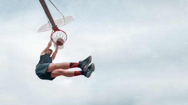 年轻的街头篮球运动员灌篮图片下载