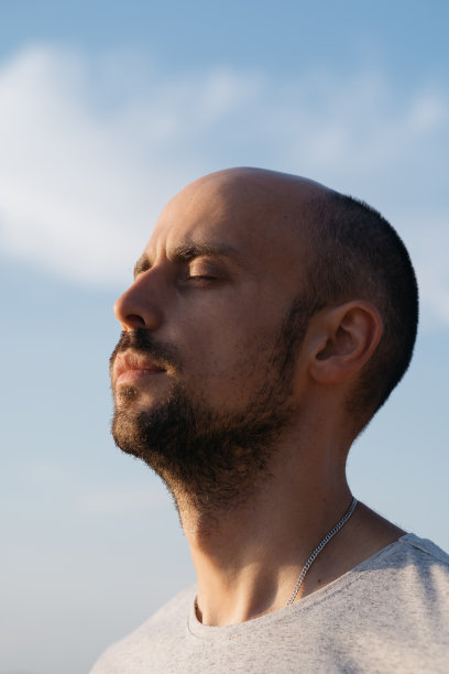 年轻人享受着温暖的夏日。特写镜头图片下载