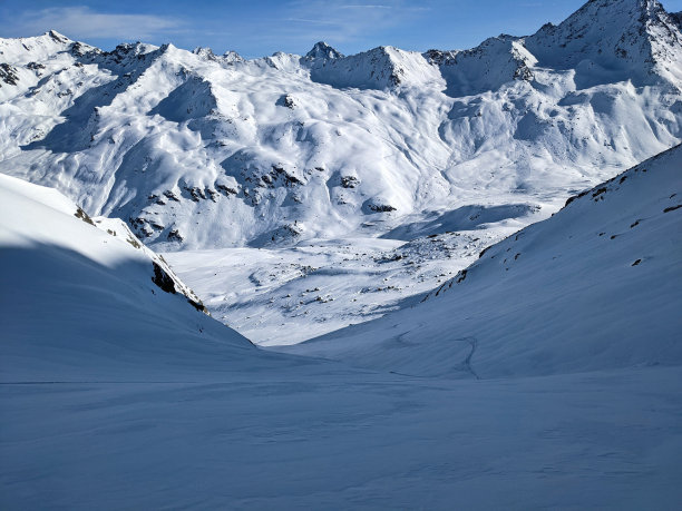 哨兵号上的迅猎兽。在瑞士达沃斯的一个奇妙的山地世界登山。白雪皑皑的山峰图片下载