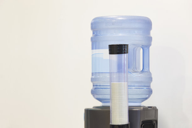 塑料瓶纯水饮水机和一次性杯子图片下载