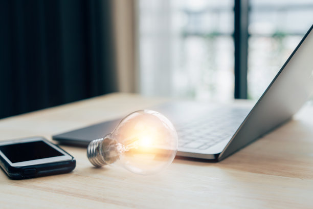 明亮的灯泡在桌子上。具有创新和灵感的理念。图片下载