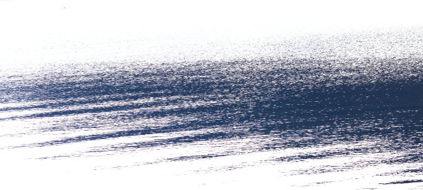 蓝色和白色条纹在水面上。抽象的背景。图片下载