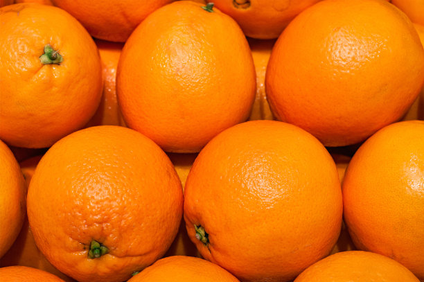 一堆成熟多汁的新鲜橙子。特写镜头。图片下载