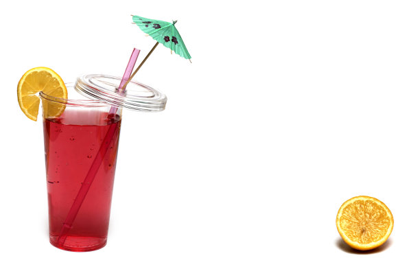 特写鸡尾酒柠檬片吸管白色背景图片下载