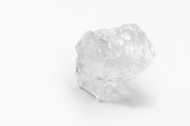 高氯酸钾晶体，孤立背景，化工和工业用晶体图片下载