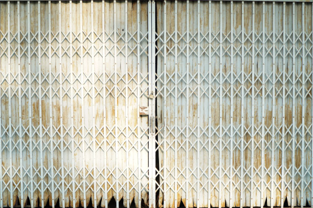 老式伸直铁门因年代久远而生锈。图片下载