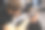 师傅在理发店为男士理发，理发师为年轻人理发图片下载