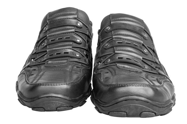 一双黑色的男鞋孤立在白色的背景上图片下载