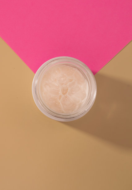 女性面部身体护理理念。早上美丽常规。奶油容器:环保手工制作的产品。平铺，复制空间图片下载