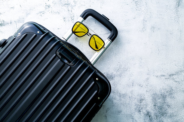 行李，黑色手提箱设置在白色背景顶视图图像平坦的元素最小的旅行概念。黑色和黑色的经典箱包原型，小和大的箱包配件集旅行概念图片下载