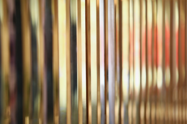 美丽的光芒从金色的金属百叶窗关闭图片下载