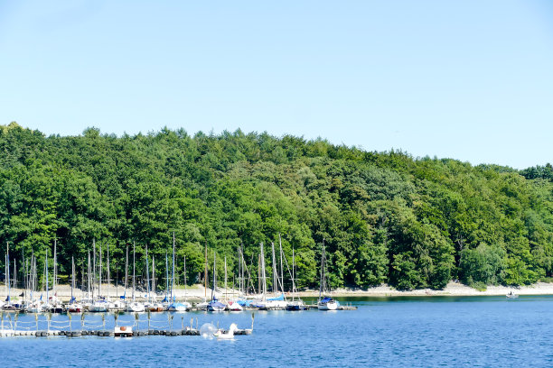 在北欧的斯堪的纳维亚半岛，瑞典湖上的小船图片下载