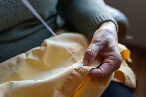 在家缝纽扣的老妇人图片下载