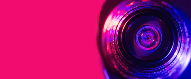 相机镜头紫色和粉红色背光。朋克风格。横幅图片下载