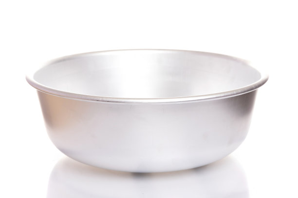 空铝盆在白色孤立的背景图片下载