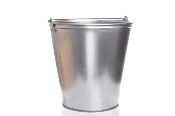 金属桶由镀锌不锈钢制成，白色背景上有把手图片下载