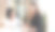 女接待员在前台向女客户展示他们的服务水平图片下载