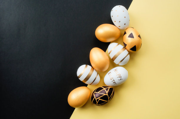 金色，黑色，白色复活节彩蛋在黄黑色的背景。几何学。最小的概念。从以上观点。带有文本复制空间的卡片。图片下载