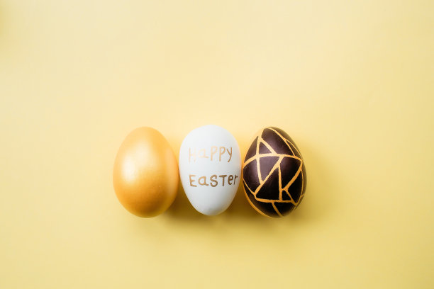 金色，黑色，白色复活节彩蛋在黄黑色的背景。几何学。最小的概念。从以上观点。带有文本复制空间的卡片。图片下载