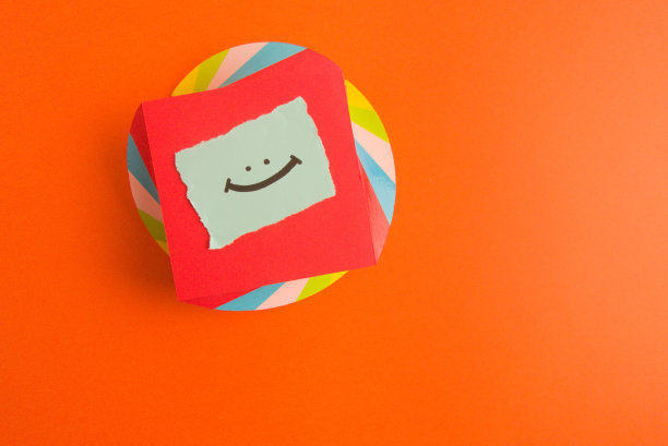 快乐的笑脸手绘在多彩的背景上图片下载