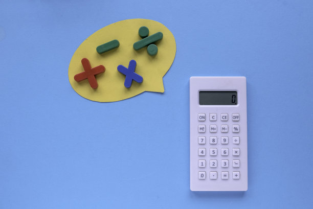 彩色的数学形状(加，减，乘，除)和计算器在蓝色的背景。图片下载