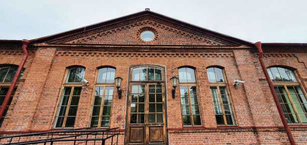 古老的大厦，砖墙映衬着灰色的天空图片下载