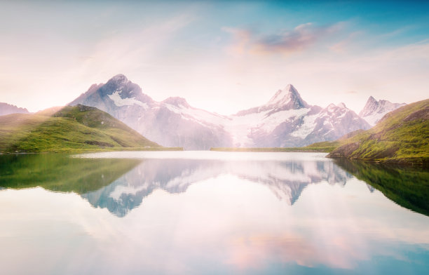 令人惊叹的景象，雪山岩石山体。图片下载