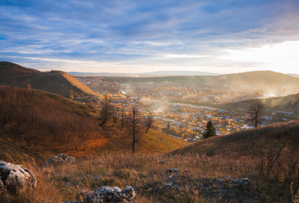 美丽的秋天风景，黄色的树木和阳光。素材图片