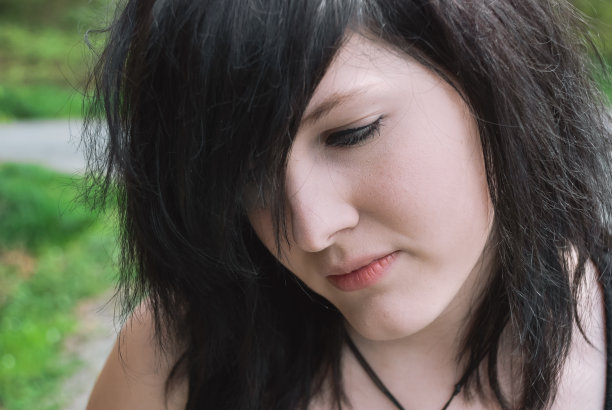 哥特情绪女孩向下看，特写图片下载