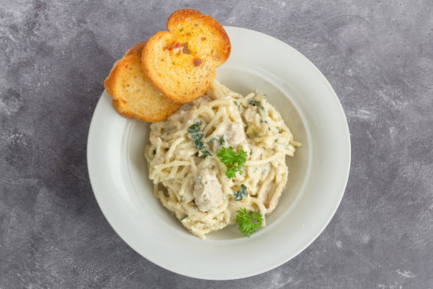 奶油意面与鸡肉，意大利面Carbonara照片图片下载